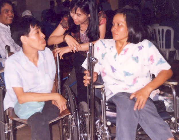 Mẹ Hương còn tặng xe lăn, vốn liếng để hỗ trợ nhiều mảnh đời bất hạnh.