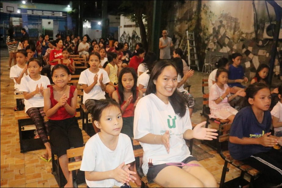 Trẻ em mồ côi tại Trung Tâm Nhân Đạo Quê Hương mong chờ Quý Ân Nhân ghé đến thăm.