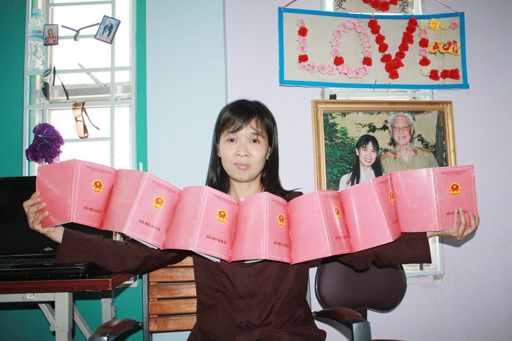 Cuốn sổ hộ khẩu được công nhận kỷ lục đông nhân khẩu nhất Việt Nam của Mẹ Huỳnh Tiểu Hương.