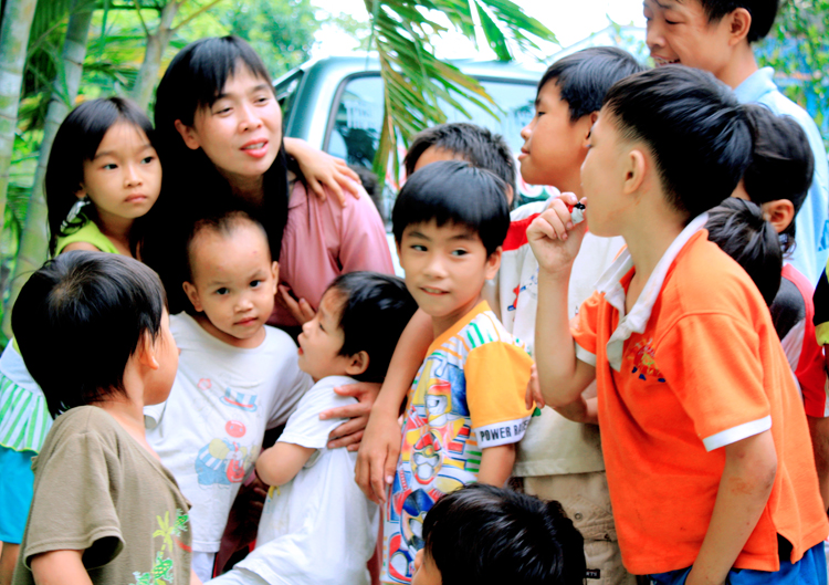 Mẹ Hương cùng Trung Tâm luôn quan tâm, lo lắng cho sự phát triển của các con.